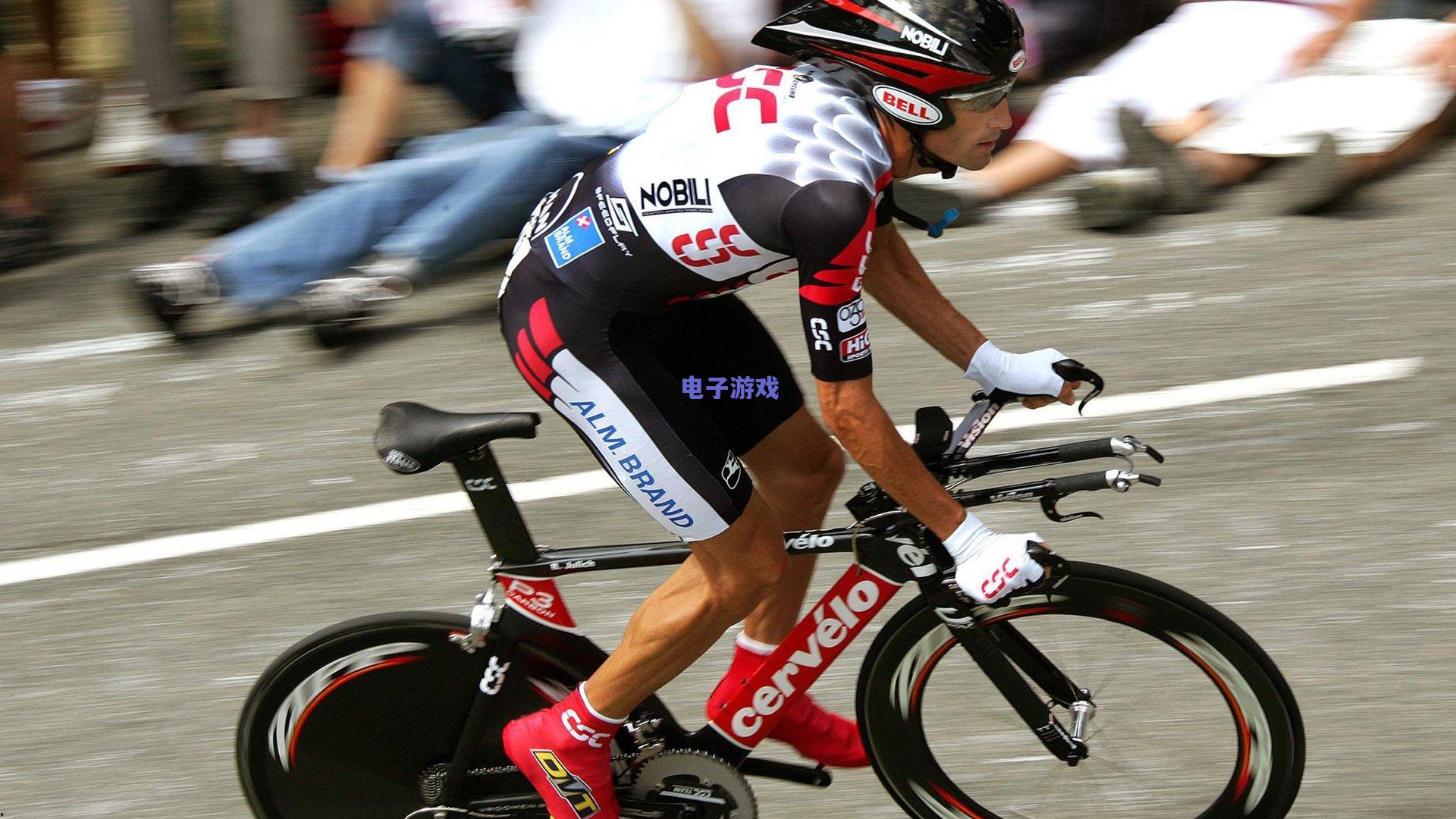 绿茵场上的诗意绽放，当翩翩公子的笑容点亮足球的另一种魅力